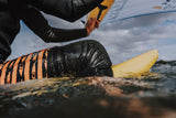 ION Wing Knee Sleeve 2026 in Schwarz-Orange, Neoprene, Wassersportausrüstung bei Wassersport getragen