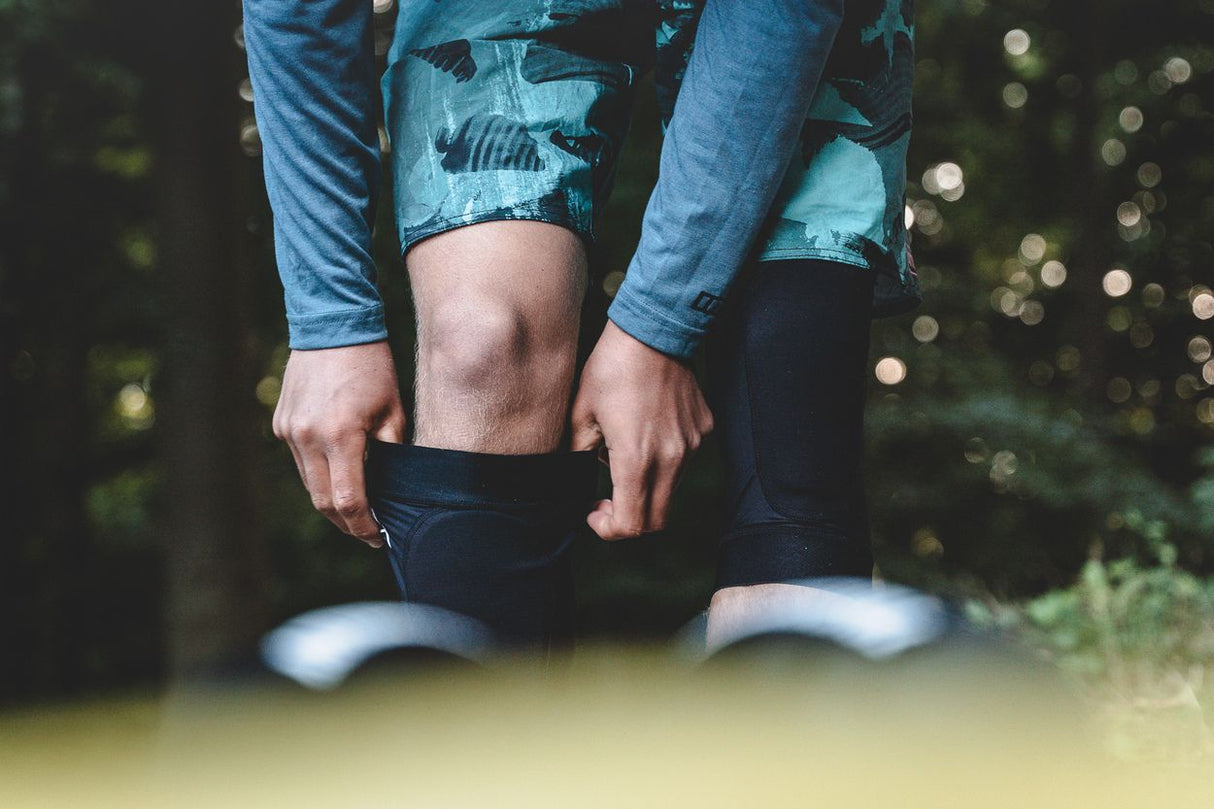 ION Wing Knee Sleeve 2026 in Schwarz, Frontansicht am Bein getragen, Kompression Knieschutz