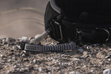 ION Base 2/2 Shorty 2025 Neopren-Shorty in Schwarz mit Klettverschluss, am Strand liegend