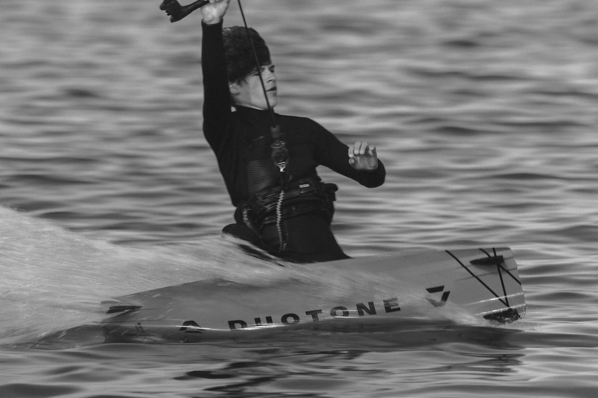 ION Base 2/2 Shorty 2025 schwarzer Neoprenanzug, Kitesurfer im Wasser in Aktion, Frontalansicht