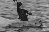 ION Base 2/2 Shorty 2025 schwarzer Neoprenanzug, Kitesurfer im Wasser in Aktion, Frontalansicht