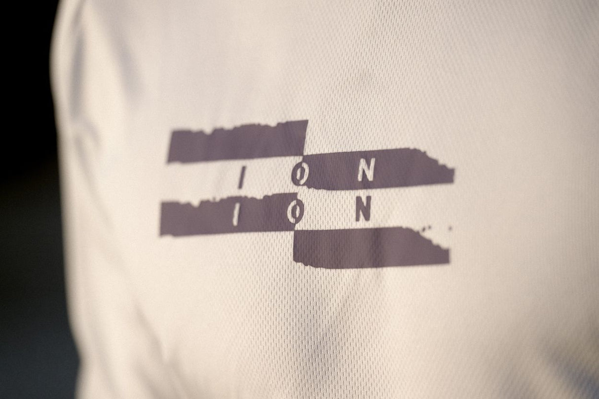 ION Wetshirt LS men 2025 Langarmshirt weiß mit ION Logo Frontansicht