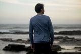 ION Wetshirt LS Herren blau, Langarm-Neoprenshirt von hinten am Strand, Rückansicht