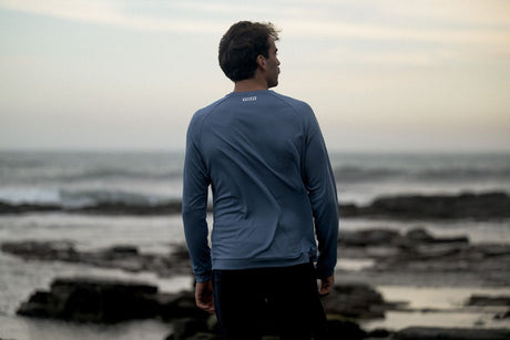 ION Wetshirt LS Herren blau, Langarm-Neoprenshirt von hinten am Strand, Rückansicht