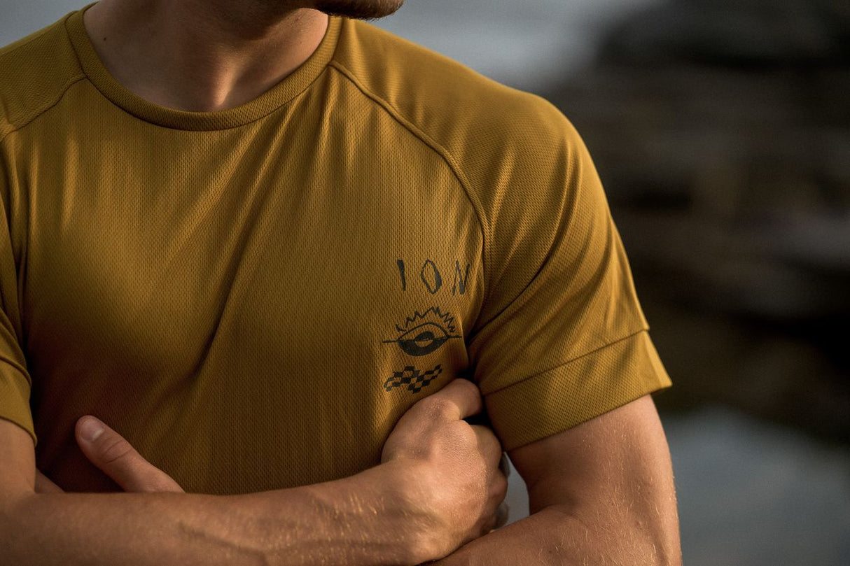 ION Wetshirt Kurzarm in Goldgelb mit Funktionsmaterial, Frontalansicht getragen