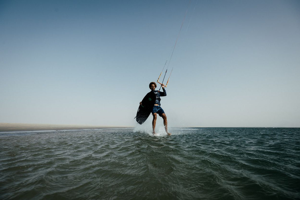 ION Wetshirt Hood Langarm Herren schwarz, Kitesurfer im Wasser beim Kiteboarden, Frontansicht