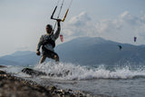 ION Wetshirt Hood Langarm Herren 2026 grau, Wassersportler beim Kitesurfen im Meer, Frontalansicht