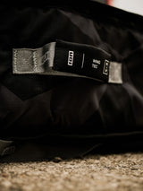 ION Wing Boardbag Tec 2026 schwarz mit Tragegriff und Textilriemen, Detailansicht des Verschlusses