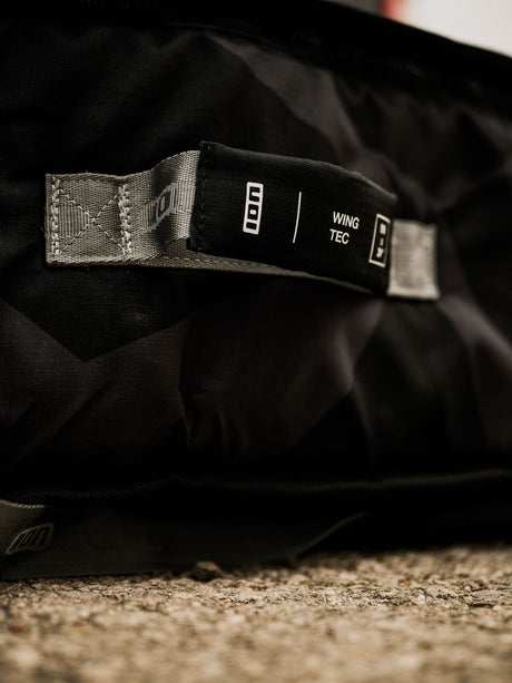 ION Wing Boardbag Tec 2026 schwarz mit Tragegriff und Textilriemen, Detailansicht des Verschlusses