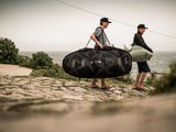 ION Wing Boardbag Tec 2026 schwarz, Transporttasche für Wingboards, robustes Material, am Strand in Gebrauch