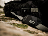ION Wing Boardbag Tec 2026 schwarz, Transporttasche mit Griffen und Reißverschluss, Detailansicht am Strand