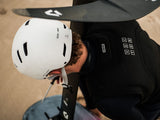 ION Slash Core Helmet 2026 weiß, Seitenansicht, getragen, mit Belüftungsschlitzen und Kinnriemen