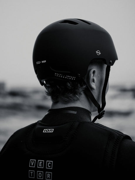 ION Slash Core Helmet 2026 schwarz, Rückansicht, Wassersporthelm mit Belüftung und Kinnriemen