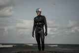 ION Slash Core Helmet 2026 in Grün, getragen von Sportler am Strand, Frontalansicht