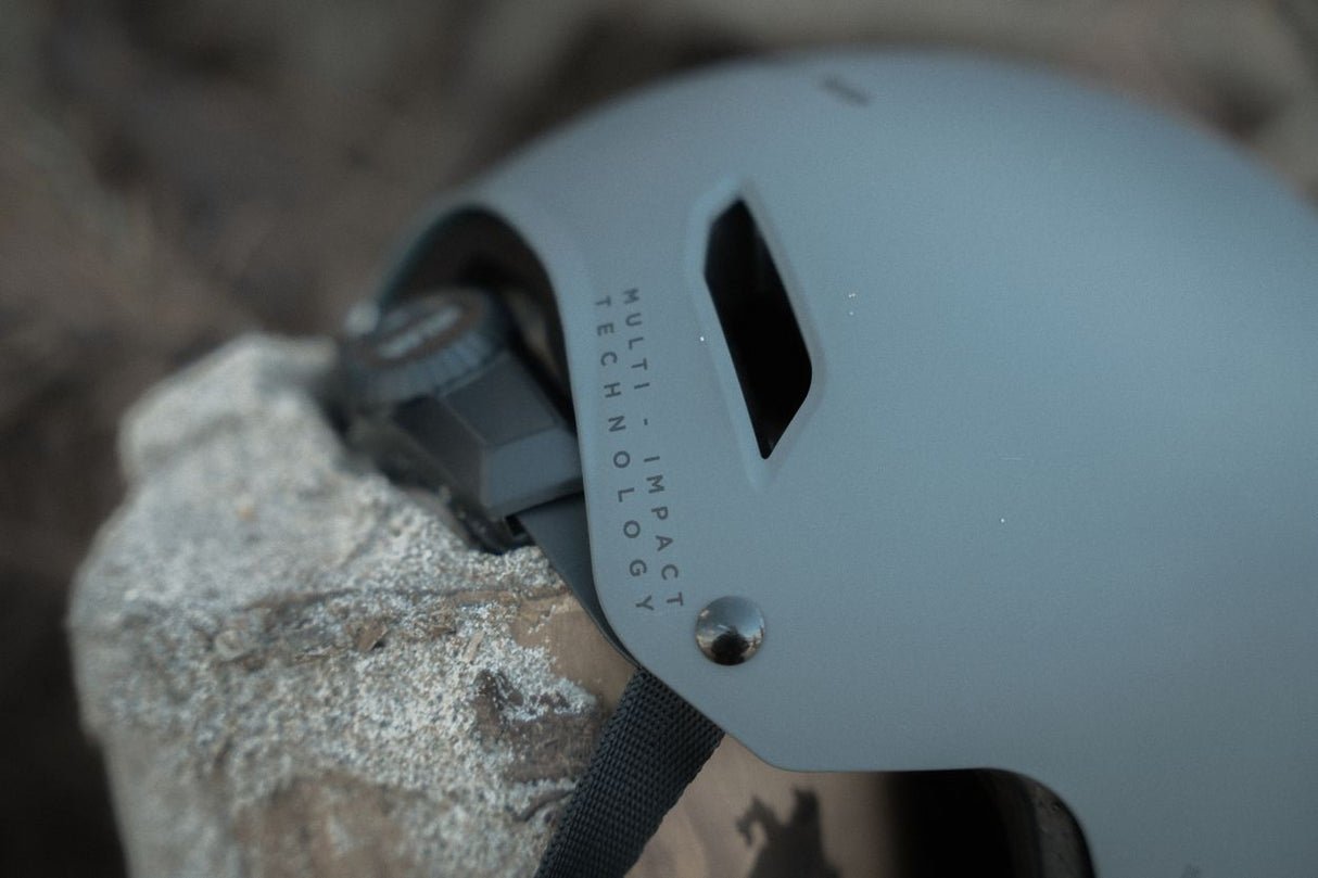 ION Slash Core Helmet 2026 hellblau mit Belüftungsöffnungen, Seitenansicht auf Stein