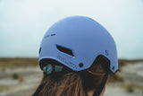 ION Slash Core Helmet 2026 in Blau, getragen von hinten, mit Belüftungsöffnungen und schwarzem Kinnschutz, Frontalansicht