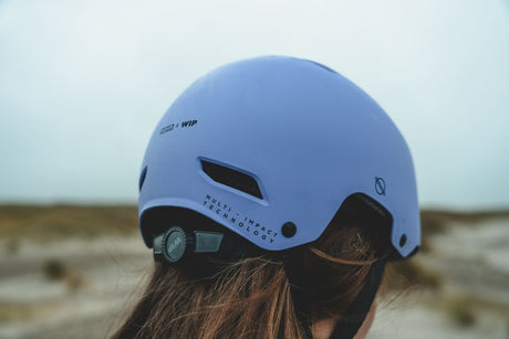 ION Slash Core Helmet 2026 in Blau, getragen von hinten, mit Belüftungsöffnungen und schwarzem Kinnschutz, Frontalansicht