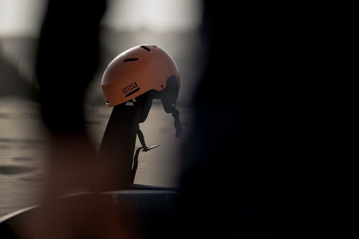 ION Slash Amp 2026 Helm in Terrakotta, seitliche Ansicht, Sporthelm mit Belüftungslöchern