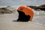 ION Slash Amp 2026 Wassersporthelm orange am Strand, Seitenansicht