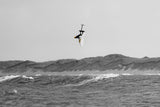 ION Slash Amp 2026 Kiteboard in Aktion über Wellen, Luftaufnahme mit Küstenlandschaft