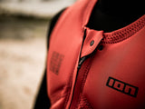 ION Collision Vest Core Front Zip 2026 rot mit Frontverschluss, Detailansicht des Reißverschlusses und Branding
