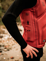 ION Collision Vest Core Front Zip 2026 in Rot-Schwarz mit Frontreißverschluss, Detailansicht der Schutzpolsterung