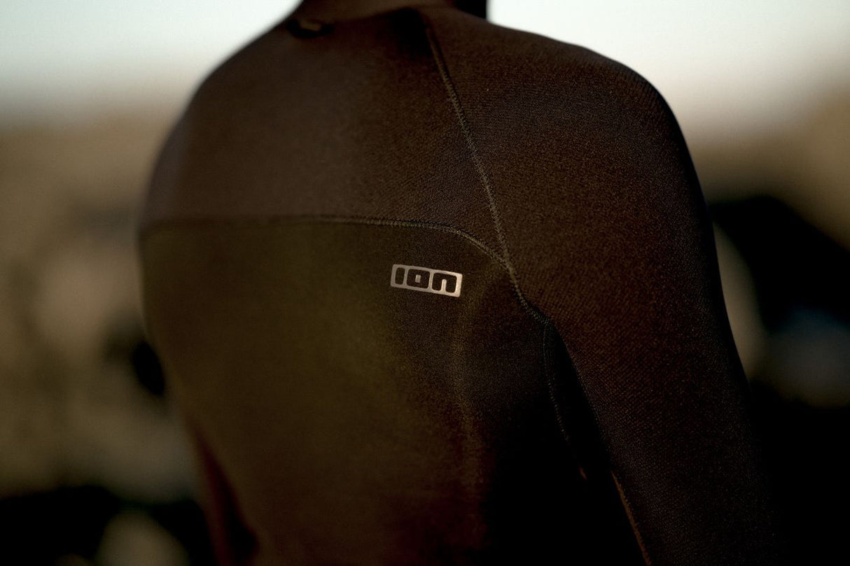 ION Neo Top 2/2 LS Herren Neoprenanzug in Schwarz, Langarm, Detail der Rückseite mit ION-Logo