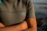 ION Neo Top 2024 Kurzarm-Neoprenshirt in Khaki mit türkisem Logo, Detailansicht der Brust