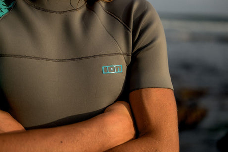 ION Neo Top 2024 Kurzarm-Neoprenshirt in Khaki mit türkisem Logo, Detailansicht der Brust