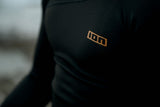 ION Neo Top 0.5 LS Herrenneoprenanzug in Schwarz mit goldenem ION-Logo, Langarm-Oberteil, Detailansicht