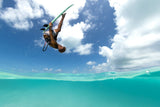 ION Neo Top 0.5 LS Herrenneoprenanzug in Braun, Kitesurfer beim Sprung, Split-View Wasser und Himmel