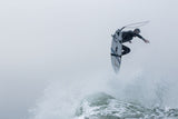 ION Seek Amp 4/3 Back Zip Neoprenanzug in Schwarz-Grau, Kitesurfer in Aktion über Welle, Seitenansicht
