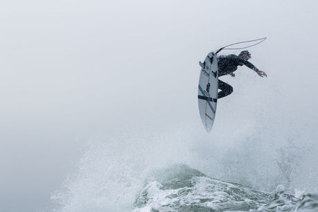 ION Seek Amp 4/3 Back Zip Neoprenanzug in Schwarz-Grau, Kitesurfer in Aktion über Welle, Seitenansicht