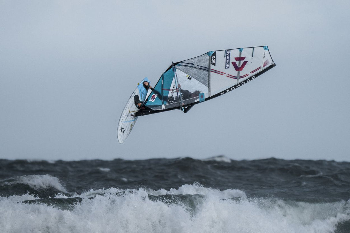 ION Element 5/4 Back Zip 2026 Neoprenanzug in Blau und Weiß, Windsurfer in Aktion über Wellen, Aufsicht