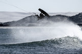 ION Element 4/3 Back Zip Neoprenanzug in Schwarz, Kitesurfer in Aktion auf dem Wasser
