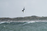 ION Element 4/3 Back Zip 2026 Neoprenanzug in Schwarz-Weiß, Kitesurfer in Aktion über Welle