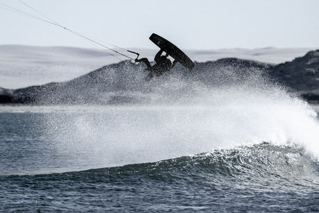 ION Element 3/2 Back Zip Neoprenanzug schwarz, Kitesurfer in Aktion auf Welle
