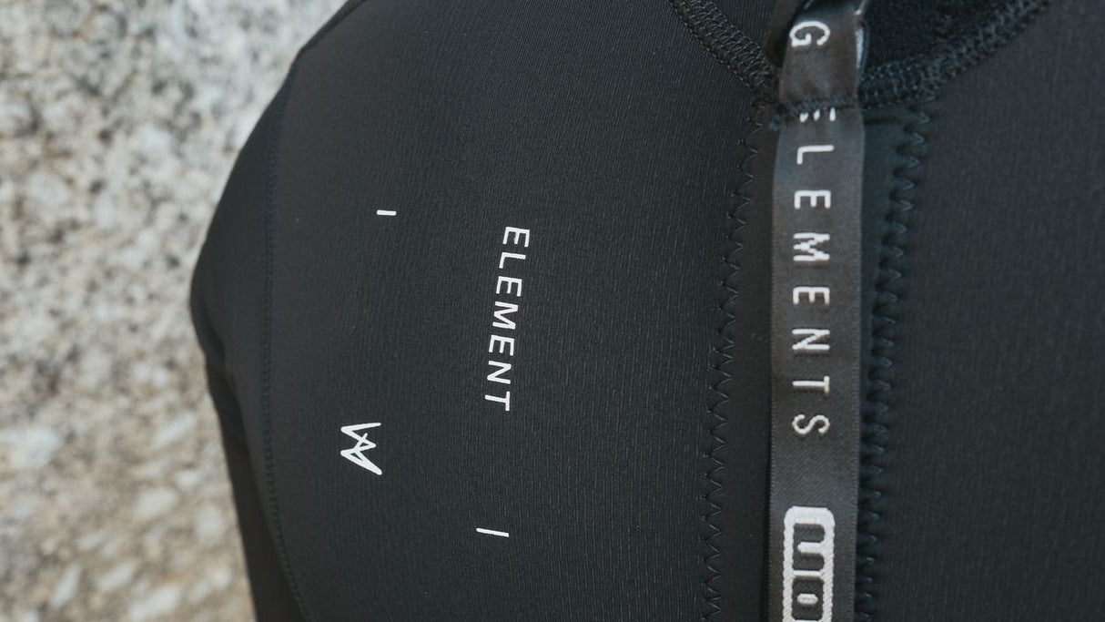 ION Element 3/2 Overknee Neoprenanzug schwarz mit Rücken-Reißverschluss, Detail der Markenmarkierung und Reißverschluss