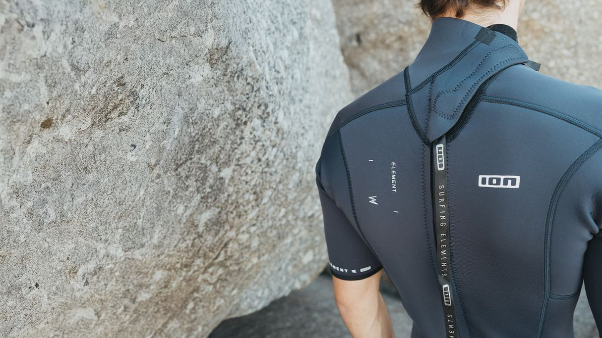 ION Element 2/2 SS Back Zip Neoprenanzug für Herren in Dunkelblau, Rückansicht mit Rückreißverschluss und Kapuze