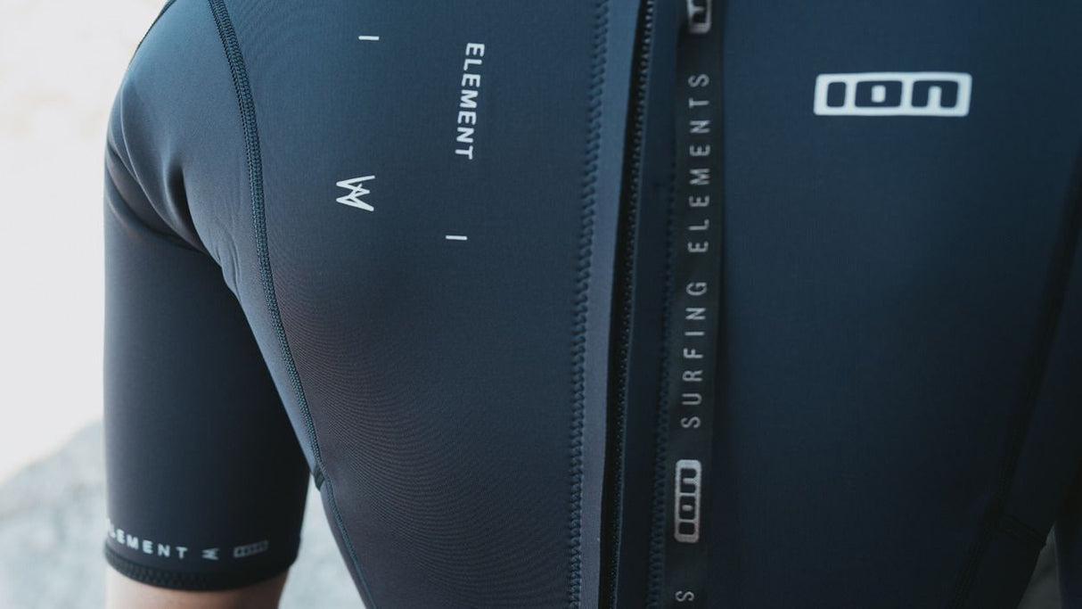 ION Element 2/2 Shorty SS Back Zip Neoprenanzug in Dunkelblau, Detailansicht der Rückseite mit Reißverschluss und Branding