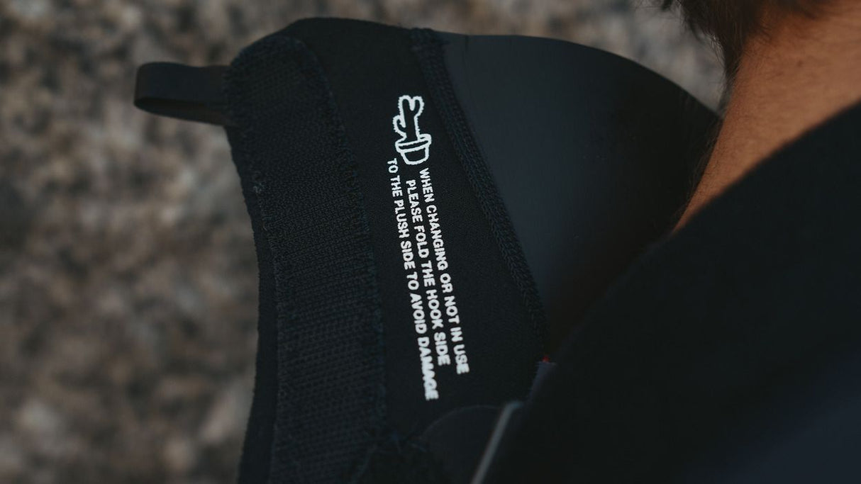 ION Element 2/2 Shorty SS Back Zip 2026 schwarzer Neopren-Badeanzug mit Rückenreißverschluss, Detailaufnahme des Kragens