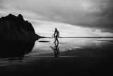 ION Seek Amp 6/5 Neoprenanzug mit Kapuze und Front-Reißverschluss für Herren, Schwarz, Surfer am Strand