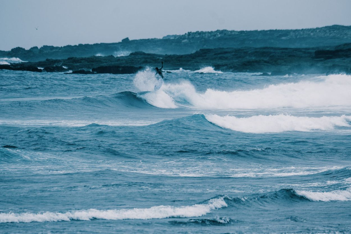 ION Seek Amp 6/5 Herren Neoprenanzug-Kapuze in Blau, Frontreißverschluss, beim Surfen im Meer getragen