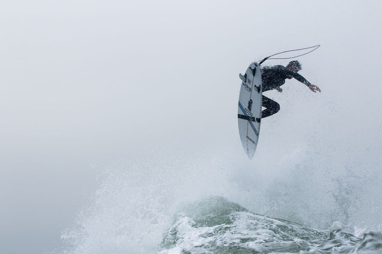 ION Seek Amp 5/4 Front Zip Neoprenanzug in Blau-Grau, Kitesurfer in Aktion auf Welle, Frontansicht