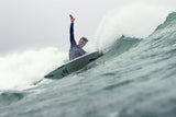 ION Seek Amp 4/3 Front Zip 2026 Neoprenanzug in Dunkelblau, Surfer in Welle beim Wellenreiten