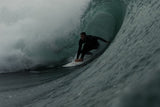 ION Seek Amp 4/3 Front Zip Neoprenanzug in Schwarz, Surfer in Welle, Frontzipp-Details sichtbar
