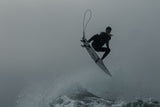 ION Seek Amp 4/3 Neoprenanzug schwarz mit Frontreißverschluss, Kitesurfer in Aktion über Wasser