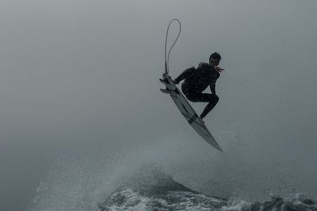 ION Seek Amp 4/3 Neoprenanzug schwarz mit Frontreißverschluss, Kitesurfer in Aktion über Wasser