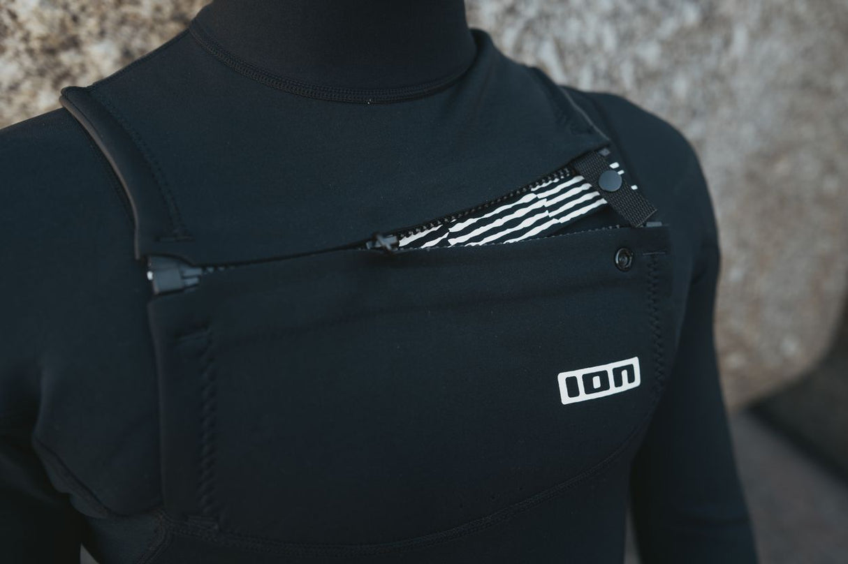 ION Static 3/2 Front Zip 2026 Neoprenanzug schwarz mit Frontreißverschluss, Frontalansicht auf Schaufensterpuppe