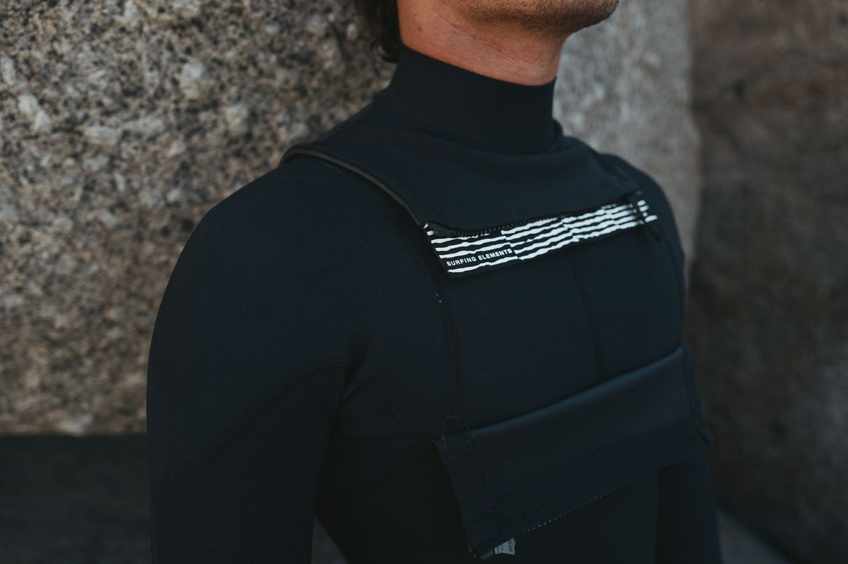 ION Static 3/2 Front Zip 2026 Neoprenanzug in Schwarz mit Frontreißverschluss, Detailansicht von vorne